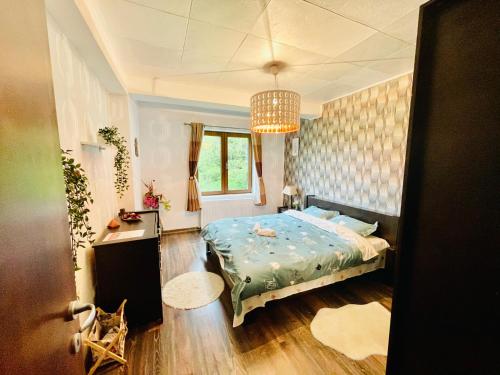 プレデアルにあるDelux Apartmentのベッドルーム1室(ベッド1台、テーブル、窓付)