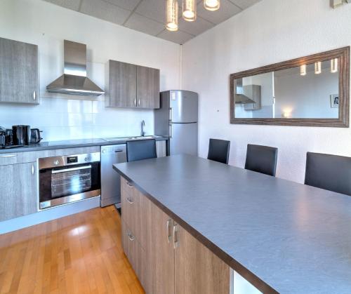 - une cuisine avec un grand comptoir dans une pièce dans l'établissement IMMOGROOM - Charming apartment - City Center - Wifi - AC, à Cannes