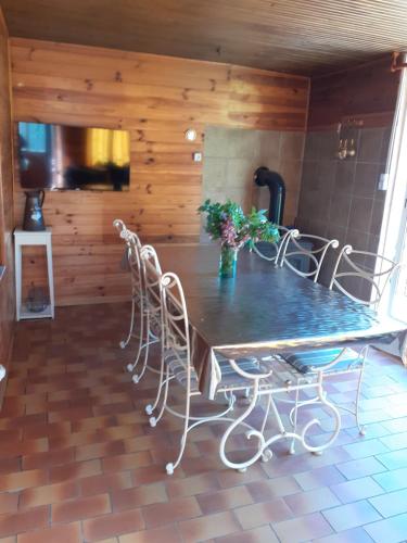 une salle à manger avec une table et des chaises dans l'établissement Le grand bonheur, à Saint-Sernin-du-Bois