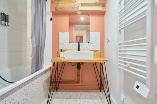 uma casa de banho com um lavatório e um espelho em LocationsTourcoing - Le Loft two em Tourcoing
