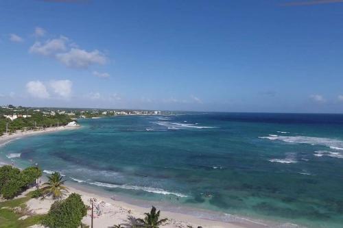 an aerial view of a beach and the ocean at CRYSTAL ALIZES, T3 en RDC avec citerne d'eau in Sèze