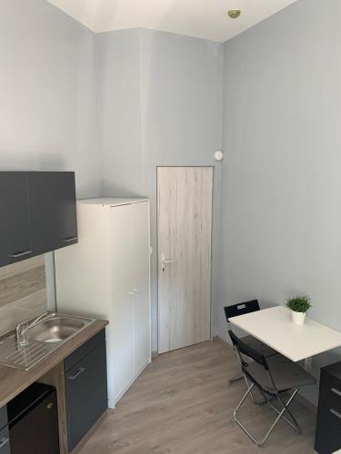 Una cocina o zona de cocina en Kinizsi Udvar Apartmanház