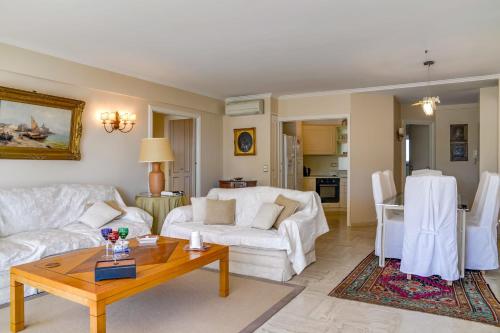 un salon avec un canapé blanc et une table dans l'établissement IMMOGROOm- two terraces - Sea view - CROISETTE - AC, à Cannes
