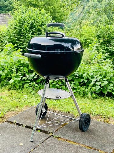 a grill sitting on a stand on the ground at Haus Elise in Kirchheim