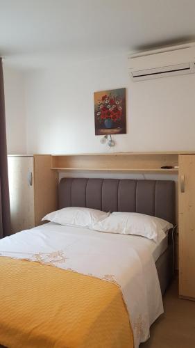 Кровать или кровати в номере Apartmani Ljerka Malinska