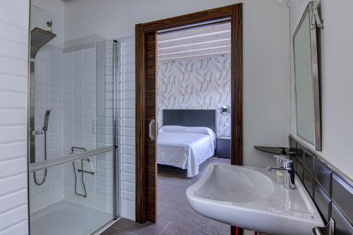 Phòng tắm tại Apartamentos Cuatro Aguas