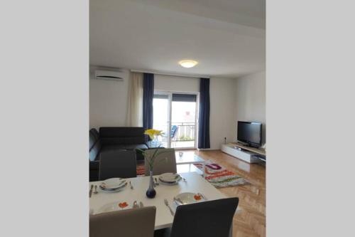 Prekrasan dvosobni apartman s pogledom na more 4+2