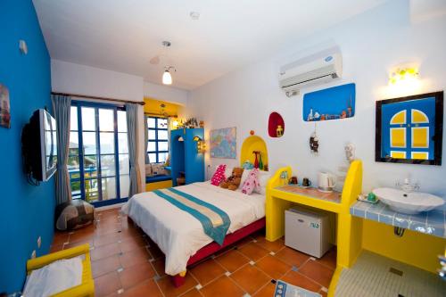 sypialnia dla dzieci z łóżkiem i umywalką w obiekcie Captain Homestay w mieście Eluan