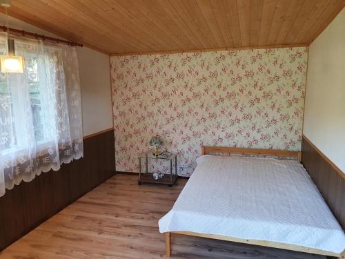 sypialnia z łóżkiem w rogu pokoju w obiekcie Suvemaja w mieście Narva-Jõesuu
