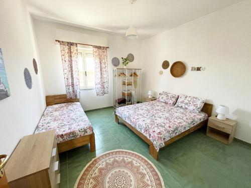 1 dormitorio pequeño con 2 camas y mesa en Casa Incantevole Vicino al Mare, en Baratili San Pietro