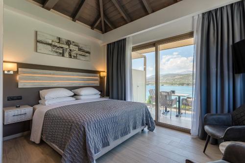 ein Schlafzimmer mit Bett und Blick auf das Meer in der Unterkunft Lighthouse Apartments in Stoupa
