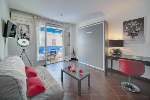 un salon avec un canapé et une table dans l'établissement IMMOGROOM -Terrace -air conditioning - City-center, à Cannes