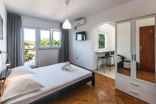 Un pat sau paturi într-o cameră la Apartments & Rooms Strčić Krk