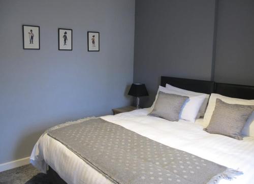 Ένα ή περισσότερα κρεβάτια σε δωμάτιο στο 2 Chessels Court, Flat 3