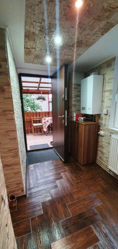 Pokój z kuchnią z drewnianymi podłogami i drzwiami w obiekcie Jaky residence cu terasă w Braszowie