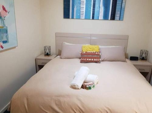 - une chambre avec un lit et des serviettes dans l'établissement Casablanca In Landmark Resort, à Nelson Bay