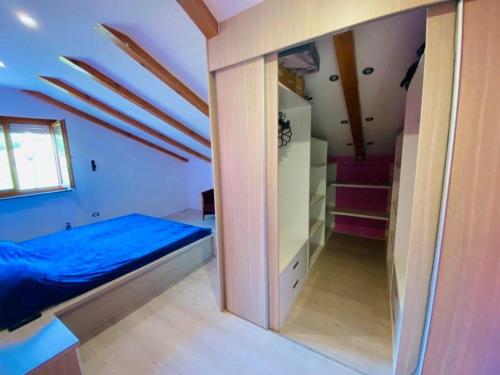 a small room with a bed and a closet at La Casa de Papel in Buje