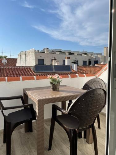 stół i krzesła na balkonie z widokiem w obiekcie Hotel Boutique Andalucia w mieście Fuengirola