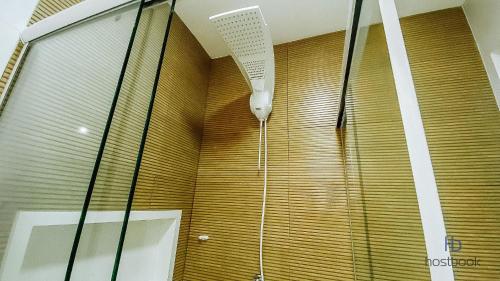a shower with wooden blinds and a ceiling at Apto a beira mar no Centro - WIFI 200MB - TV Smart - Cozinha equipada - Portaria 24h - Ar condicionado in Rio das Ostras