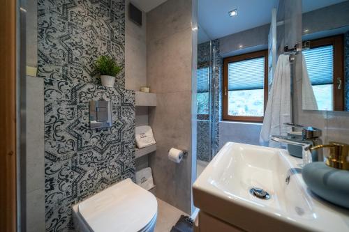a bathroom with a toilet and a sink at Chałpa u Zbójnika in Zakopane