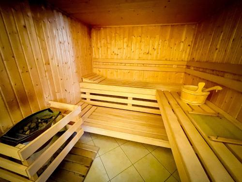un sauna en bois avec un bain à remous et un bain à remous dans l'établissement Villa 250m2 avec PISCINE chauffée & SPA & kota-grill & sauna, à Saint-Dié-des-Vosges