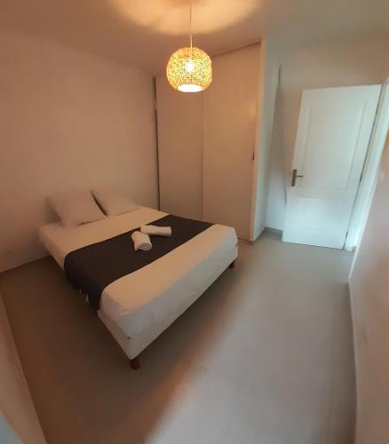 une chambre avec un lit avec une couverture noire et blanche dans l'établissement Casa Prunelli 2, à Omessa