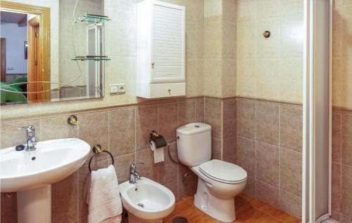 a bathroom with a toilet and a sink at 3 Bedroom Gorgeous Home In Montefrio in Montefrío