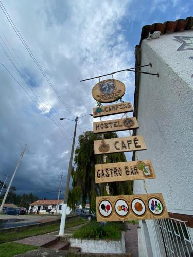 Club AVIVA Guatavita - Hostel - Restaurante, Disco & Barに飾ってある許可証、賞状、看板またはその他の書類