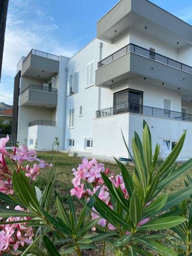 un edificio con flores rosas delante de él en Villa Moon Trogir en Trogir