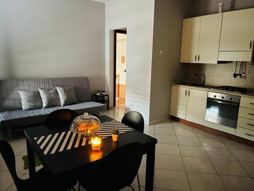 uma sala de estar com uma mesa e cadeiras e um sofá em IL QUADRIFOGLIO intero appartamento centro città em Villa San Giovanni