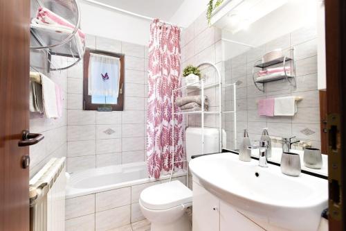 łazienka z umywalką, toaletą i wanną w obiekcie Apartment Jasna Punat w mieście Punat