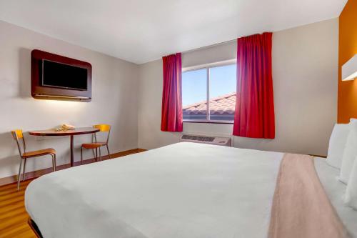 アパッチ・ジャンクションにあるMotel 6-Apache Junction, AZの大きなベッドと窓が備わるホテルルームです。