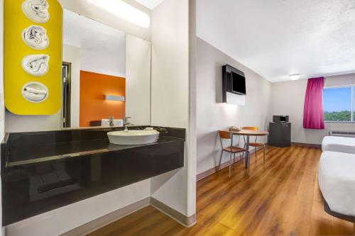 TV a/nebo společenská místnost v ubytování Motel 6-Apache Junction, AZ
