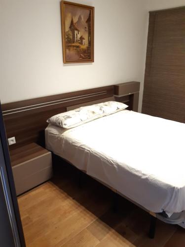 1 dormitorio pequeño con 1 cama y una foto en la pared en Apartamento Zona Carrefour, en El Puerto de Santa María