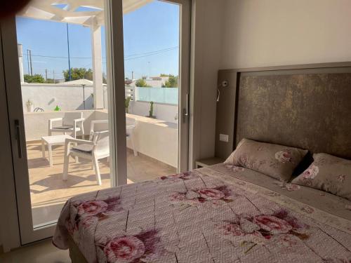 Un dormitorio con una cama y vista a un patio. en Elite Luxury Residence, en Torre Suda