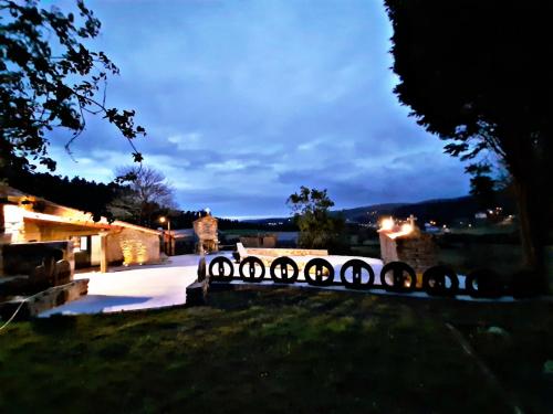 - Vistas a la entrada por la noche en Casa da Loura - Costa da Morte, en Dumbría