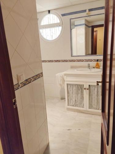 a bathroom with a sink and a mirror at Apartamento Nao Victoria in Sanlúcar de Barrameda