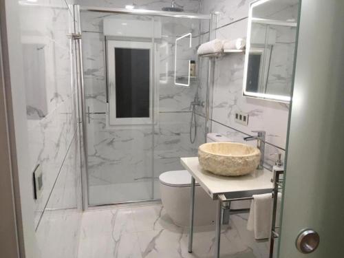 La salle de bains est pourvue d'une douche, d'un lavabo et de toilettes. dans l'établissement Playa del Puntal Villaviciosa Asturias Lujo Primera Linea Playa, à Villaviciosa