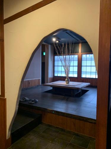 um quarto com uma mesa no meio de um quarto em プチホテル苫小牧ステーション em Tomakomai