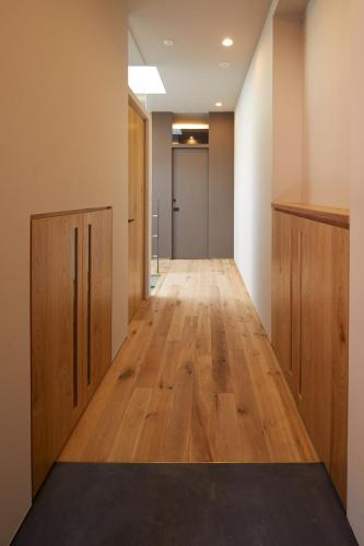 an empty hallway with wood floors and cabinets at SEKIYA RESORT Galleria Midobaru in Beppu