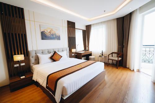 A bed or beds in a room at Manh Quan Luxury Hotel