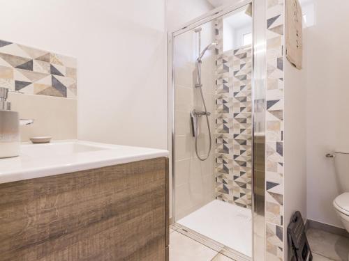 a bathroom with a shower and a sink and a toilet at Gîte Saint-Brevin-les-Pins, 3 pièces, 4 personnes - FR-1-306-1206 in Saint-Brevin-les-Pins