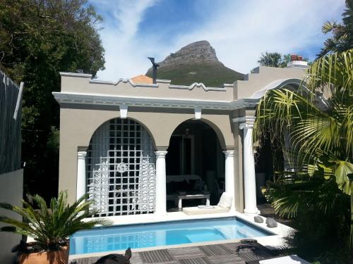 una casa con piscina frente a ella en Jardin d'ébène Boutique Guesthouse, en Ciudad del Cabo