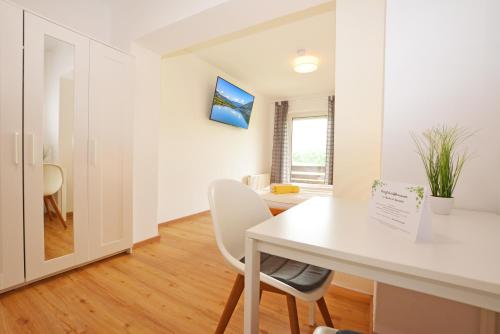 Μια τηλεόραση ή/και κέντρο ψυχαγωγίας στο Sonniges Apartment mit Balkon in Ruhelage