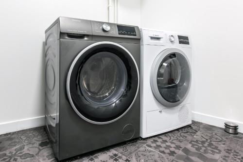 - un lave-linge et un sèche-linge dans la chambre dans l'établissement STAR WARS, à Tourcoing