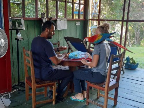 Puerto NariñoにあるCabañas alto del aguilaのテーブルに座っている男性と女性