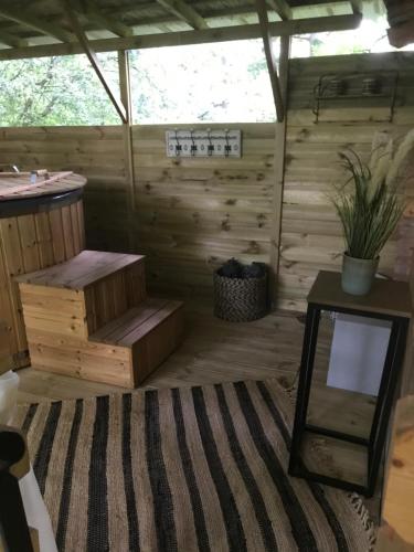 Zimmer mit einer Holzhütte mit einer Treppe und einem Tisch in der Unterkunft La Sequana in Moisson