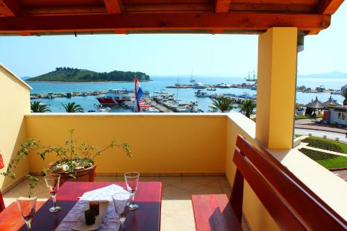 Zdjęcie z galerii obiektu BUCO seafront apartments & fastfood w Pakoštane