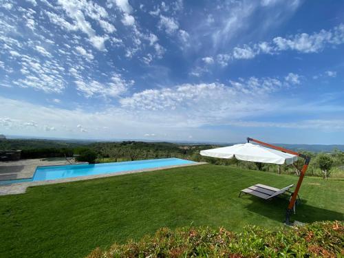 The swimming pool at or close to Agriturismo Le Macie