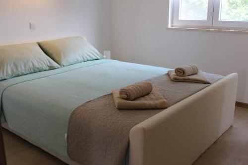 ein Schlafzimmer mit einem Bett mit zwei Handtüchern darauf in der Unterkunft Edensk vrt classic!!i in Vinkuran